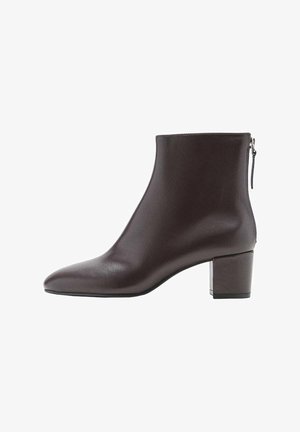 Stivaletto in pelle marrone scuro con tacco a blocco e chiusura con zip sul retro, mostrato di profilo su uno sfondo bianco.