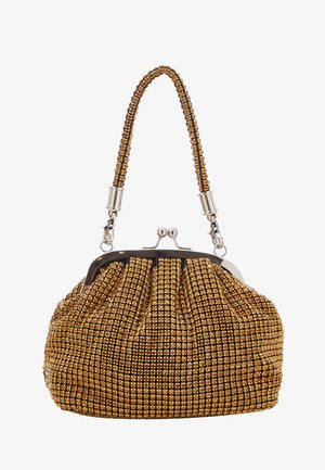 Kultaisen sävyinen clutch-laukku, jossa on teksturoitu pinta, joka on peitetty pienillä, kimaltelevilla strasseilla. Laatikossa on hopeinen lukko ja punottu kahva.