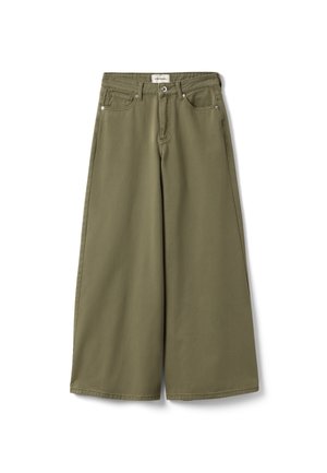 Olijfgroene wijde broek met knoop- en ritssluiting aan de voorkant, riemlussen en vijfzakken, plat gelegd op een witte achtergrond.