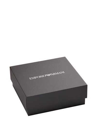 Boîte cadeau en carton noir arborant le logo embossé "Emporio Armani" en blanc, avec une finition mate lisse et une forme rectangulaire.