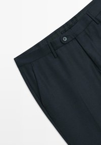 Pantaloni sartoriali blu scuro con chiusura a bottoni, passanti per cintura e tasche frontali, mostrati su uno sfondo chiaro.