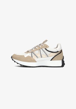Beige en witte sneaker van suède en mesh materialen. Heeft contrasterende zwarte accenten, een vetersluiting en een dikke zwarte rubberen zool.
