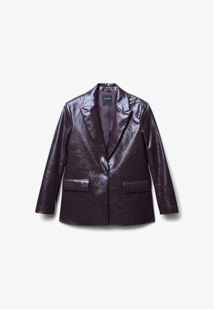 Blazer in ecopelle bordeaux con finitura lucida, chiusura a un bottone, colletto a punte e due tasche frontali.