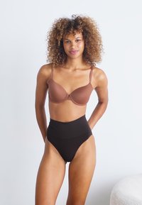 Spanx SPANXSHAPE™ EXTRAORDINARY BRIEF - Muotoileva alusasu - truffle brown