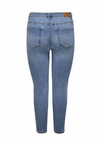 Šviesiai mėlynos džinsinės lieknos kelnės, turinčios vidutinį juosmens aukštį, penkių kišenių dizainą ir subtilius išblukimus. Pridedamas etiketė prie juosmens.