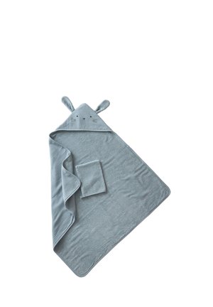 Weiches blaues Baby-Kapuzenhandtuch mit tierischen Ohren und Gesicht, zusammen mit einem passenden Waschlappen, flach auf einem weißen Hintergrund ausgebreitet.