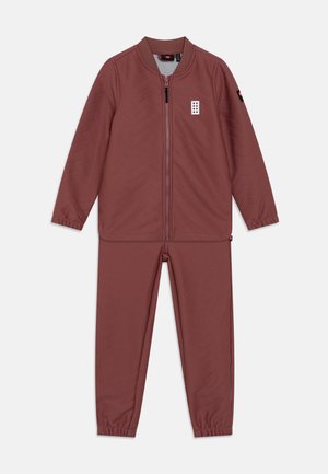 Bordeauxfarbenes Sporttracksuit aus strukturiertem Stoff mit Chevron-Muster; beinhaltet eine Jacke mit Reißverschluss und Hosen mit elastischem Bund.
