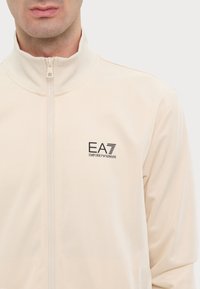 EA7 Emporio Armani TRAIN CORE SUIT - Trening - sand/black