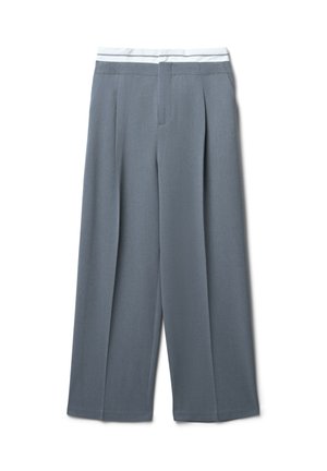 Pantalons larges en tissu gris clair uni. Caractéristiques : plis avant, taille recouverte en blanc et pas de poches visibles.
