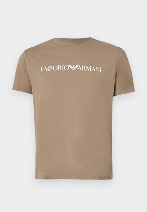 Camiseta de algodón marrón con cuello redondo, con un logotipo gráfico en blanco de "Emporio Armani" en el pecho. Manga corta, textura suave.
