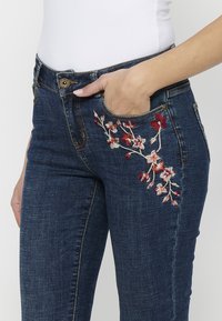Koroshi Traperice uskog kroja - azul osc dark blue