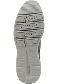 Semelle extérieure en caoutchouc gris avec des motifs d'adhérence horizontaux et verticaux, comprenant des perforations pour la respirabilité et un logo Geox en relief.