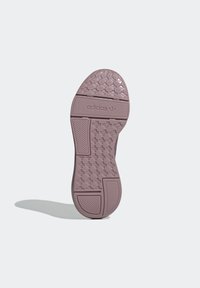 Adidaksen kenkien pohja vaaleanpuuterissa; teksturoitu tähti-kuvioisella pidolla, kiinteillä ja kuviollisilla alueilla, joissa on kohokuvioitu logo.