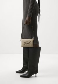 KARL LAGERFELD SIGNATURE POUCH - Delninukė - sand