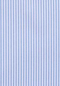 Hellblauer Stoff mit feinen vertikalen Streifen in Dunkelblau. Glatte Textur, einheitliches Muster, geeignet für Kleidung oder Heimtextilien.