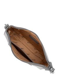Borsa sintetica grigia con chiusura a zip, caratterizzata da una texture liscia e un interno foderato in tessuto beige con il logo "WITTCHEN" in rilievo.