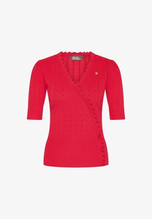 Punainen ribbiknitti neulepaita, jossa on lyhyet puffihihat, aaltoileva kaula-aukko, koristeelliset nappidetaljit ja hillitty timanttikuosi kauttaaltaan.