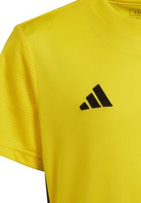 Geel sport t-shirt met zwarte accenten en een opvallend zwart Adidas-logo. Gemaakt van gladde, ademende stof met een klassiek ronde halsontwerp.