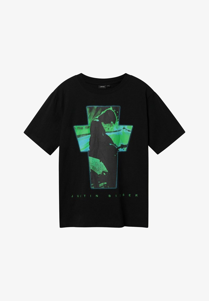 Zwarte katoenen t-shirt met een groot groen grafisch ontwerp van een figuur tegen een kruisvorm. Onder de afbeelding staat de tekst "JUSTIN BIEBER."