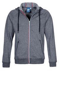 Mikina s kapucí na zip v tmavě šedé barvě z fleecu s kontrastními modrými, červenými a bílými akcenty. Obsahuje přední kapsy a žebrované manžety.
