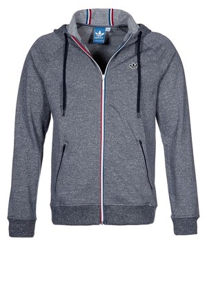Felpa con zip e cappuccio in pile grigio scuro con accenti blu, rossi e bianchi a contrasto. Presenta tasche frontali e polsini a coste.