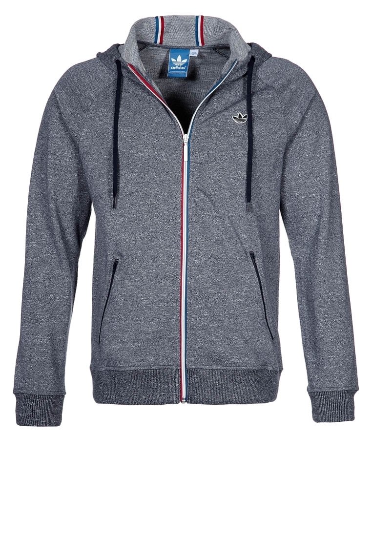 Mikina s kapucí na zip v tmavě šedé barvě z fleecu s kontrastními modrými, červenými a bílými akcenty. Obsahuje přední kapsy a žebrované manžety.