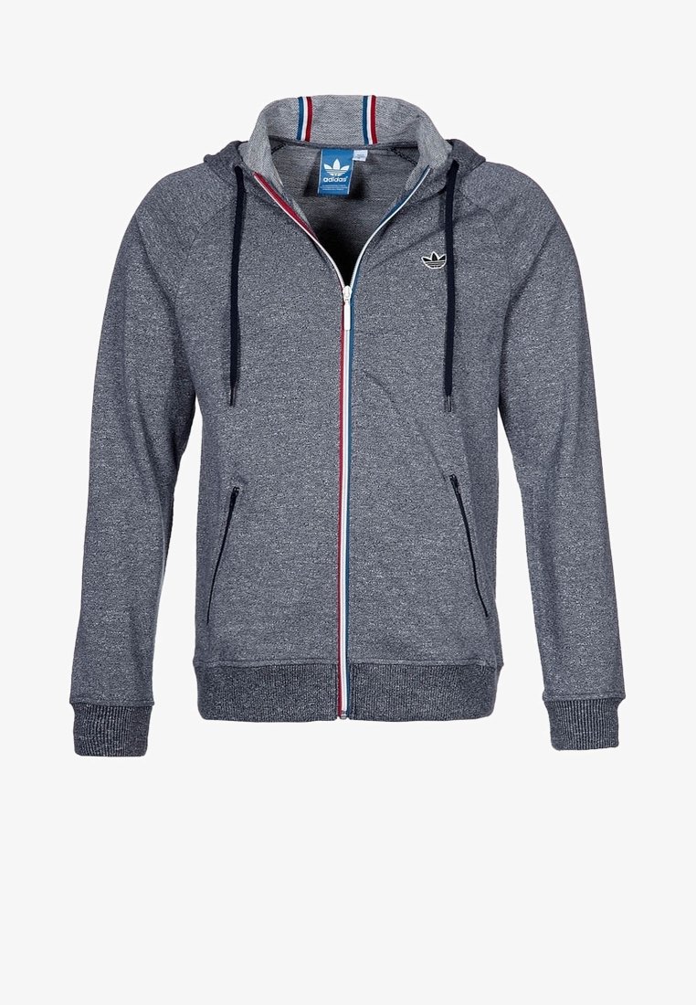 Mikina s kapucí na zip v tmavě šedé barvě z fleecu s kontrastními modrými, červenými a bílými akcenty. Obsahuje přední kapsy a žebrované manžety.