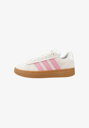Baskets basses blanches Adidas avec des bandes roses et une semelle gomme, présentées en profil latéral sur fond blanc.