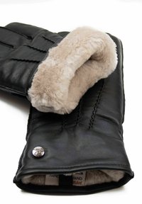 Schwarzer Lederhandschuh mit plüschigem beigen Futter; versehen mit gestickten Details und einem Metall-Druckknopfakzent in der Nähe des Handgelenks.