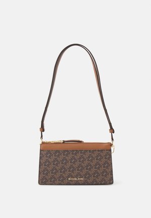 Borsa a tracolla marrone con monogramma, parte superiore in pelle liscia color tan, hardware dorato e tracolla regolabile. Scomparto con zip nella parte superiore.