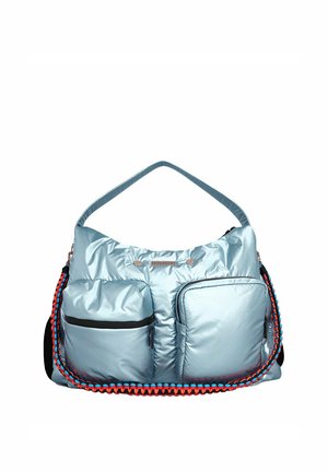 Lichtblauwe gewatteerde schoudertas met twee ritssluitingen aan de voorkant en een decoratieve gevlochten band in rood, blauw en zwart.