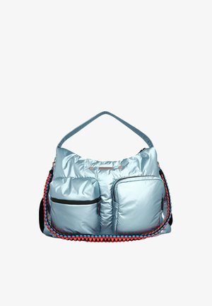 Sac à bandoulière rembourré bleu clair avec deux poches avant zippées et une bandoulière décorative tressée en rouge, bleu et noir.