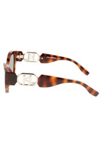 Occhiali da sole tartarugati con montatura esagonale, accenti in logo argentato sulle tempie e lenti scure. Materiale plastico liscio con finitura lucida.