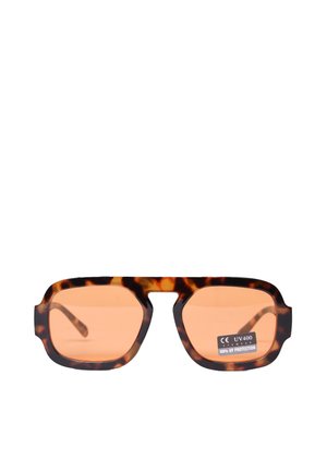 Occhiali da sole con montature rettangolari effetto tartaruga e lenti arancioni con etichetta UV400 per una protezione UV al 100%.