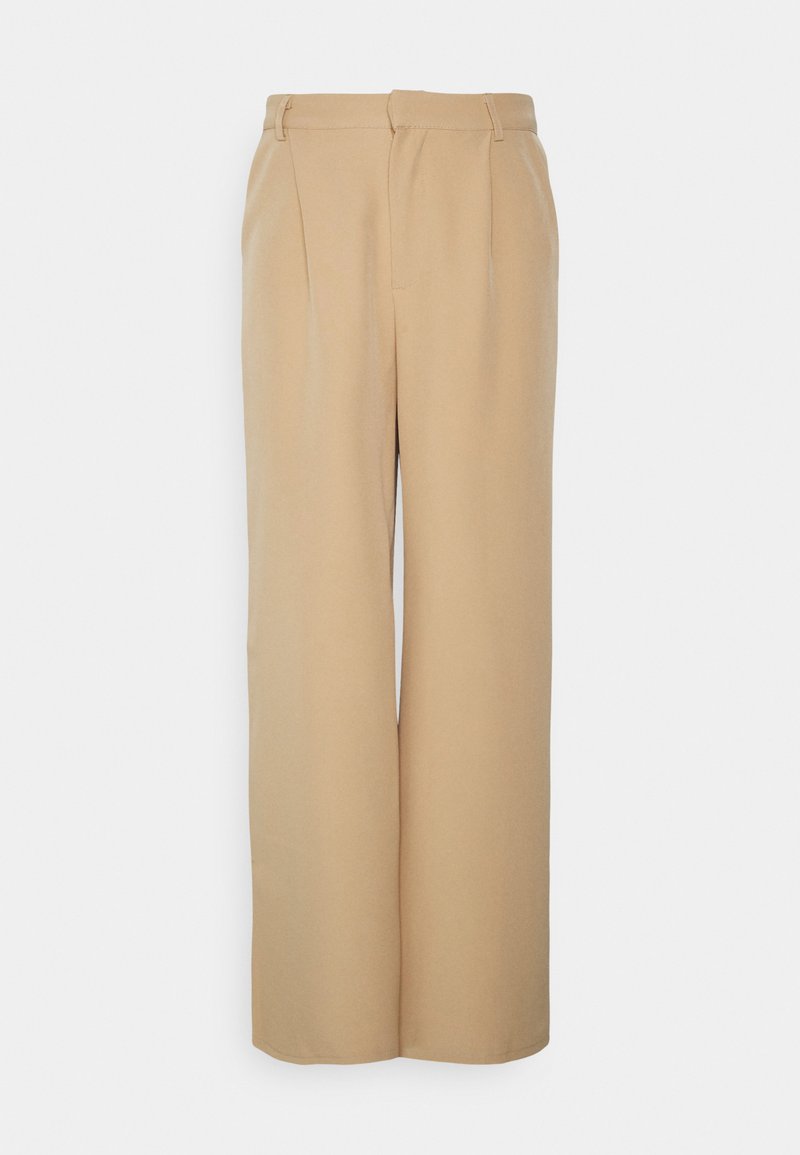 Calças largas bejes feitas de tecido suave, apresentando uma cintura alta e pregas nítidas para estrutura e ajuste. Sem padrões ou acentos visíveis.