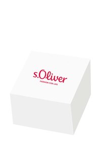 Weißer Karton mit dem Markennamen "s.Oliver" in Rot, Draufsicht zeigt abgeschrägte Kanten, glatte Oberfläche und sauberes Design.