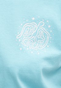 Λευκό αφηρημένο σχέδιο εγκεφάλου με περιβάλλοντα αστέρια και κουκκίδες σε φόντο ανοιχτό μπλε ύφασμα.