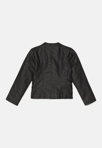 Giacca in eco-pelle nera con un design aderente, maniche lunghe e dettagli di cucitura visibili, mostrata di schiena su uno sfondo bianco.