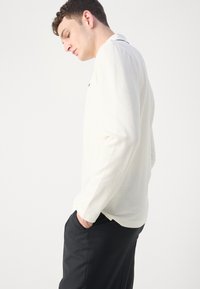 HUGO DERRIKO - T-shirt à manches longues - natural