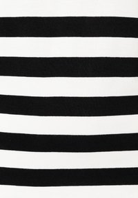 Schwarz-weiße horizontale Streifen in abwechselnd dicken Bändern auf einer Stoffoberfläche.