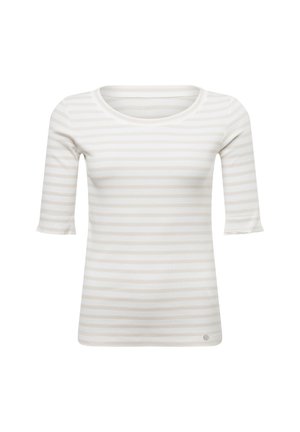 Weiß-beige gestreifter Strickoberteil mit Ellbogen-langen Ärmeln und rundem Halsausschnitt, auf einem weißen Hintergrund präsentiert.