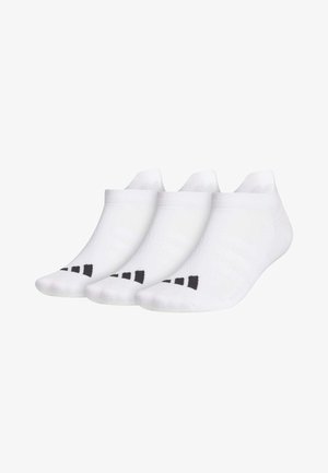 Tres pares de calcetines blancos de tobillo con puños acanalados y rayas de logo negro en la punta. Hechos de una tela suave y transpirable.