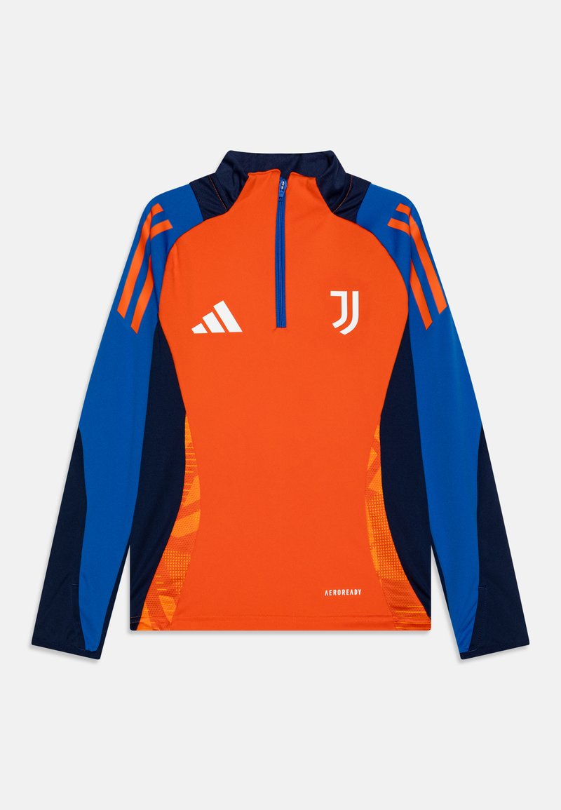 Dugi rukavi atletski top u narančastoj boji s plavim i tamnoplavim detaljima. Sadrži visoki ovratnik, četvrtasti patentni zatvarač i prozračnu tkaninu. Prikazan Adidas logo.