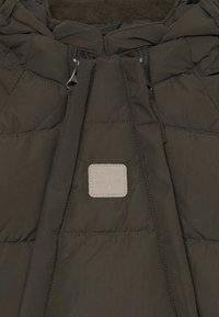 Chaqueta acolchada de un verde oliva oscuro con un exterior suave, cierre con cremallera y etiqueta de cuero con el logo "MARMAR". Textura suave forrada en el interior.