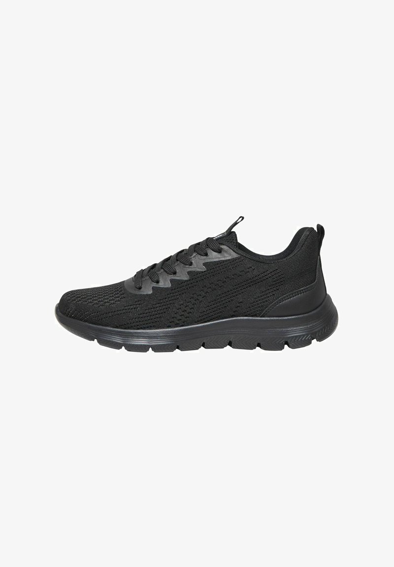 Baskets de sport noires avec tige en mesh texturé, fermeture à lacets, col rembourré et semelle en caoutchouc épaisse, vue de côté.