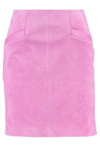 Mini-jupe en daim rose avec deux poches latérales, dotée d'un bord en cuir lisse. Couture visible au centre et texture douce.