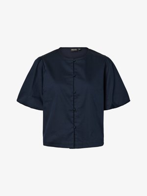 Sötétkék rövid ujjú blúz kerek nyakkivágással, elöl anyaggal fedett gombokkal és pufók ujjakkal.