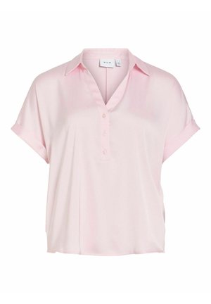 Blouse rose clair à manches courtes avec col, patte de boutonnage à trois boutons et manches retroussées, confectionnée dans un tissu lisse et fluide.