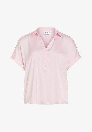 Blouse rose clair à manches courtes avec col, patte de boutonnage à trois boutons et manches retroussées, confectionnée dans un tissu lisse et fluide.