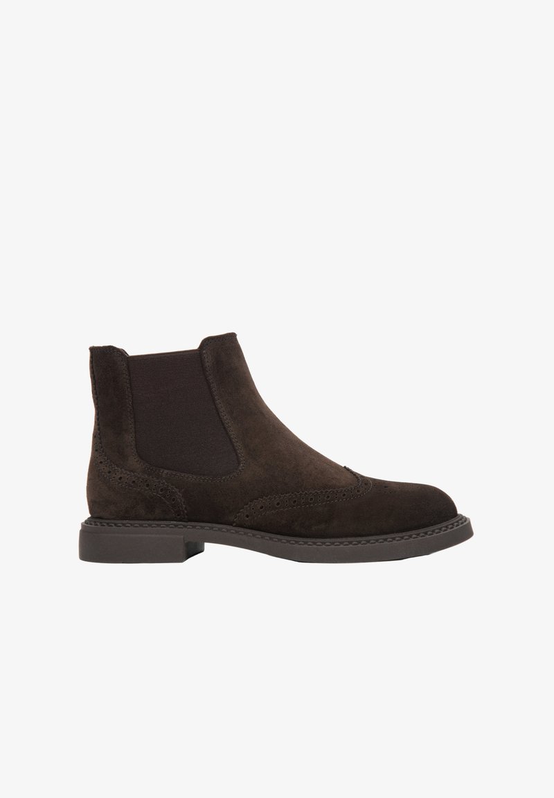 Ciemnobrązowe zamszowe botki Chelsea z elastycznym bokiem, detalami brogu, i niskim słupkowym obcasem, przedstawione w profilu na białym tle.
